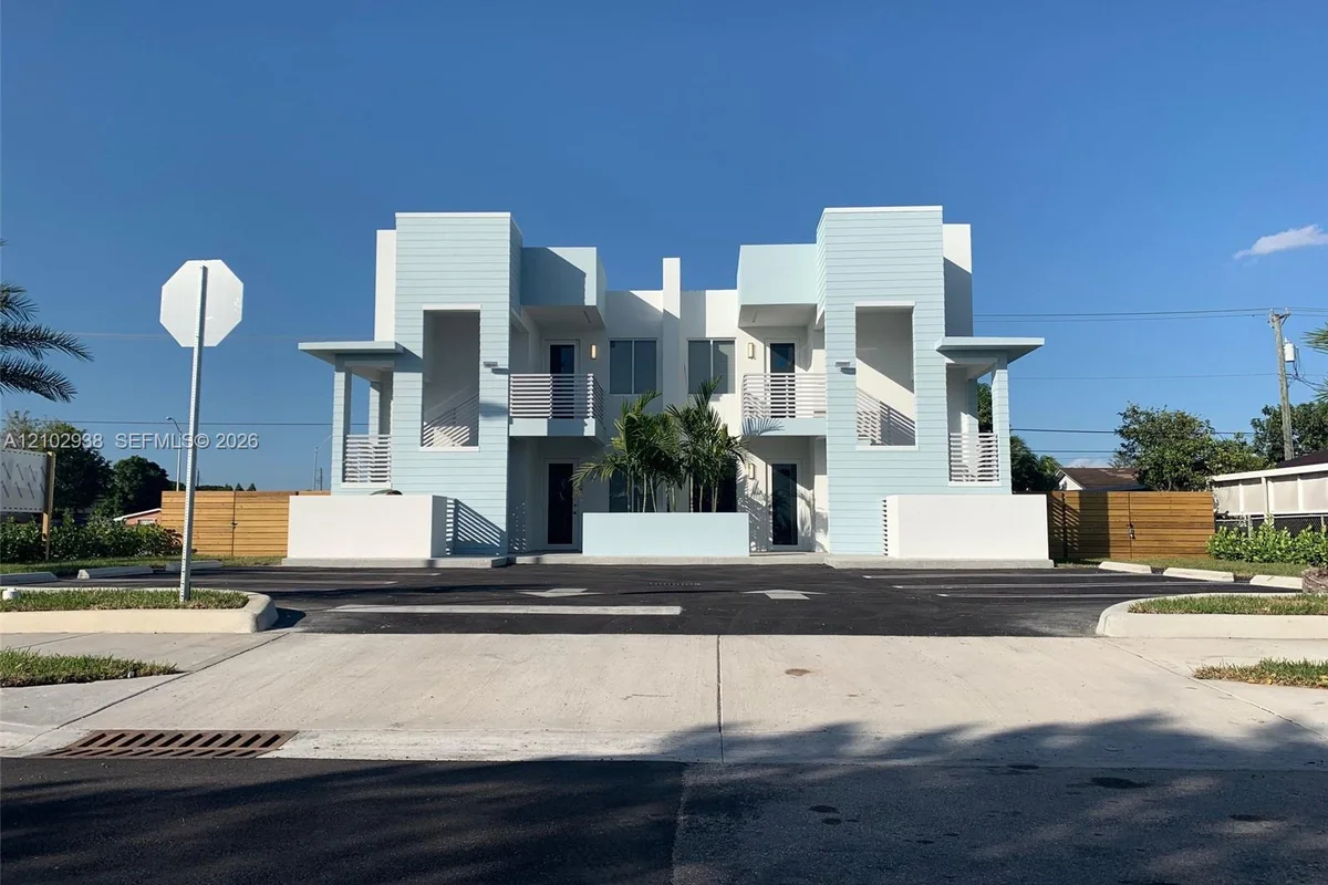 801 E 28th St, Hialeah: photo 1 of 17