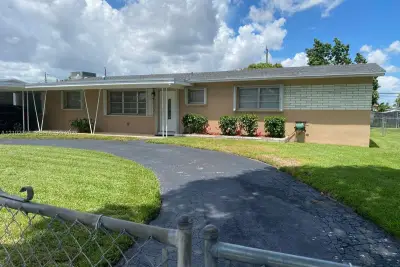 467 W 43rd Pl, Hialeah: photo 1 of 19