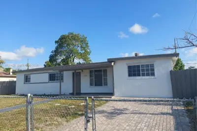 1030 NE 214th St, Miami: photo 1 of 21