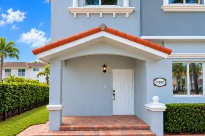 11657 NE 18th Dr, North Miami: photo 1 of 12