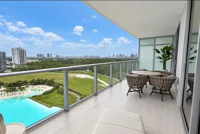 2411 Laguna Cir #1410, North Miami: photo 1 of 14