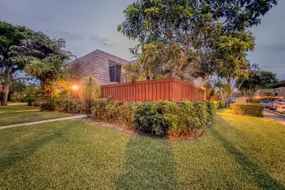 2552 SW 15th St, Deerfield Beach: photo 1 of 21