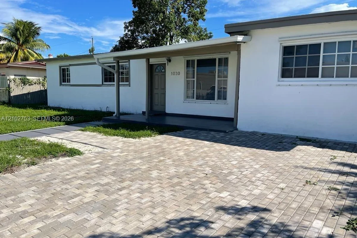 1030 NE 214th St, Miami: photo 1 of 29