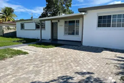 1030 NE 214th St, Miami: photo 1 of 29