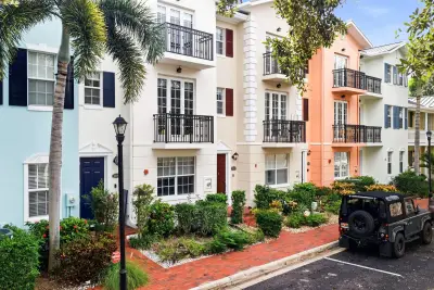 1009 W Heritage Club Cir, Delray Beach: photo 1 of 10