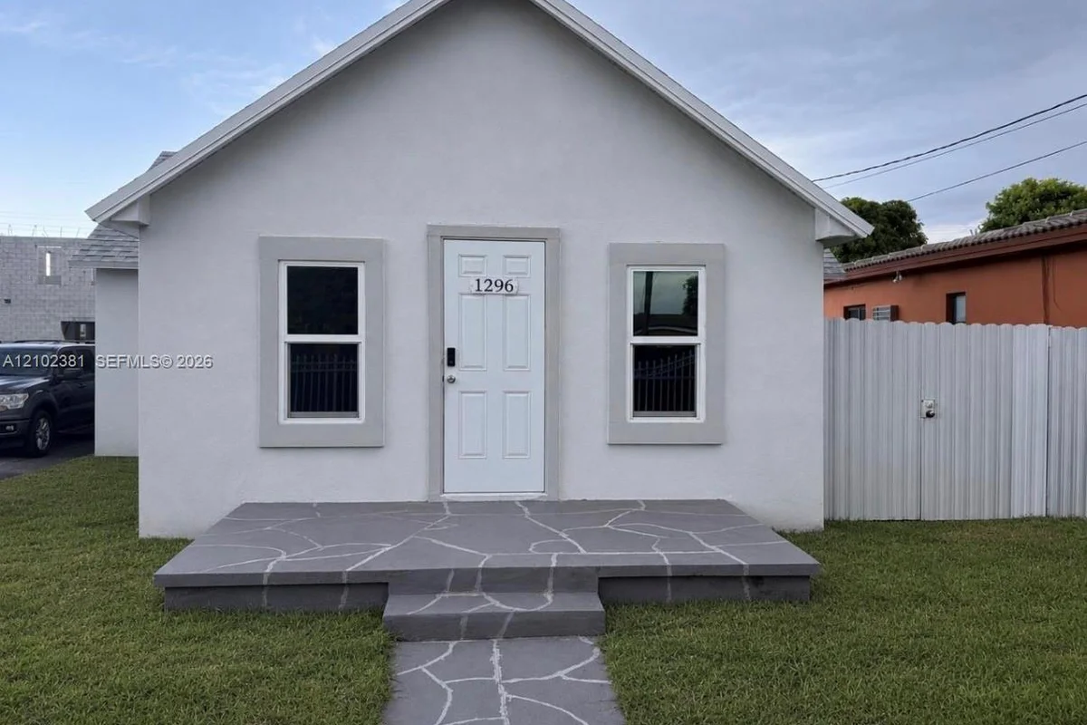 1296 NW 72nd St, Miami: photo 1 of 15