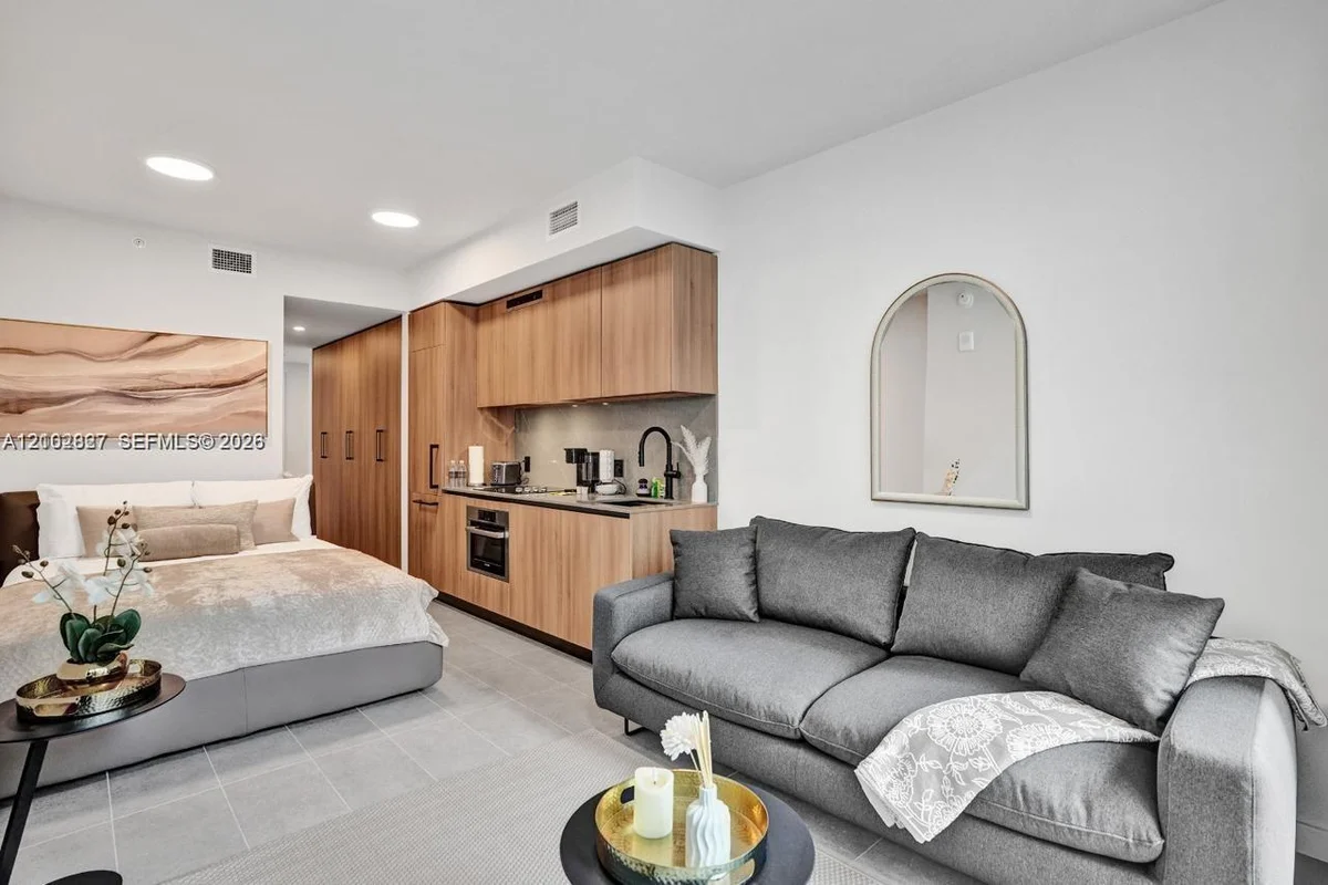 121 NE 5th St #512A, Miami: photo 1 of 61