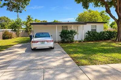 5260 NE 16th Ave, Pompano Beach: photo 1 of 19