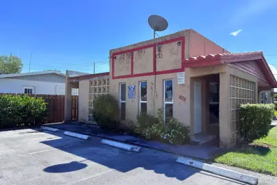 635 NW 22nd Rd, Fort Lauderdale: photo 1 of 26