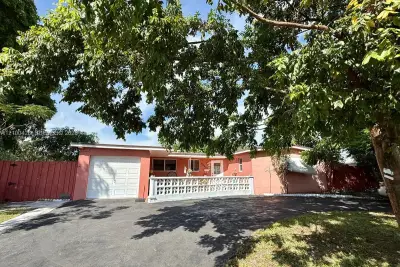 6641 SW 5th St, Pembroke Pines: photo 1 of 30