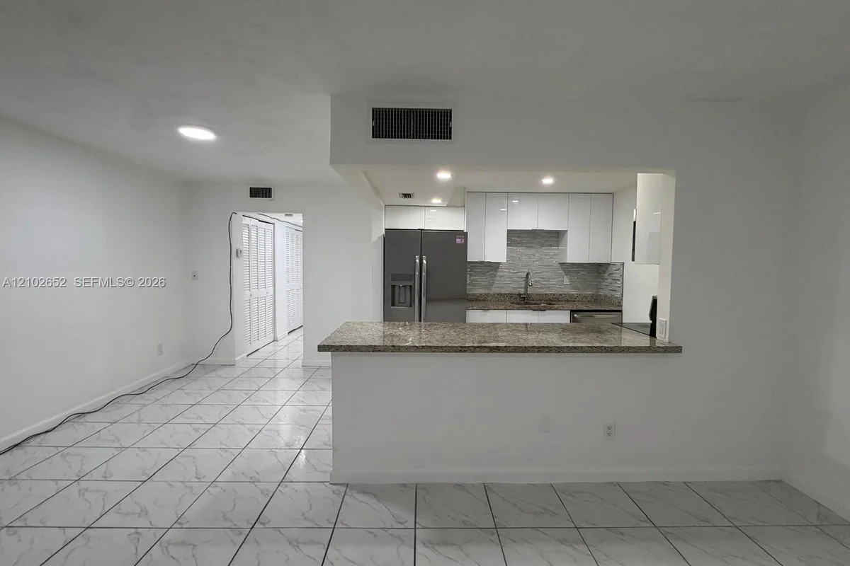 1855 NE 121st St #18, North Miami: photo 1 of 39