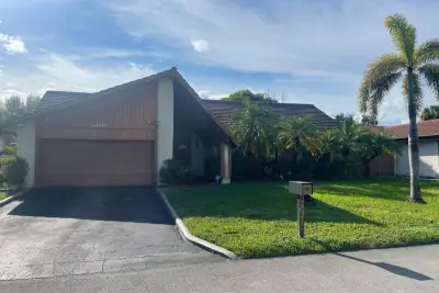 20310 NE 10th Pl, Miami: photo 1 of 4