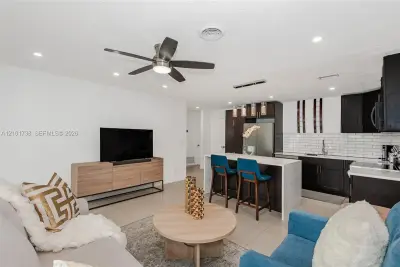 711 SW 14th Ct, Fort Lauderdale: photo 1 of 21