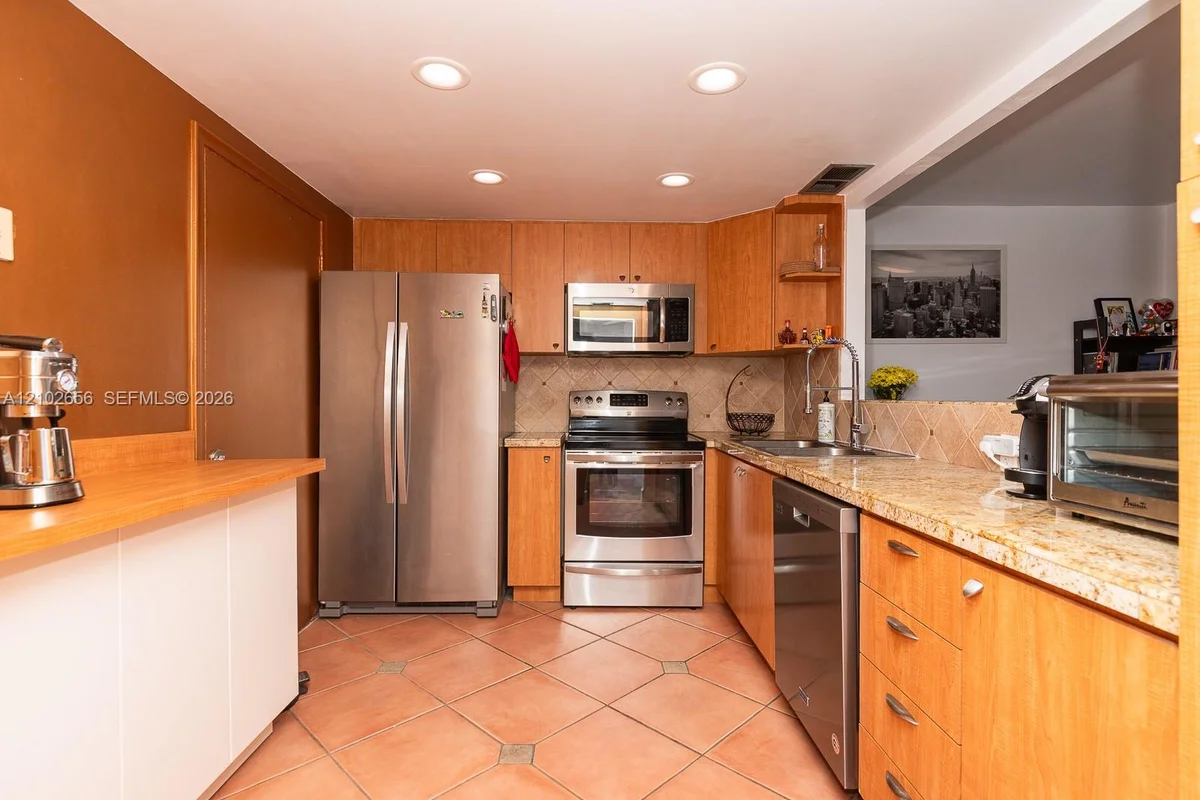 1020 Meridian Ave #314, Miami Beach: photo 1 of 38