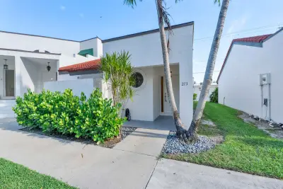 273 NW 36th Ave, Deerfield Beach: photo 1 of 29