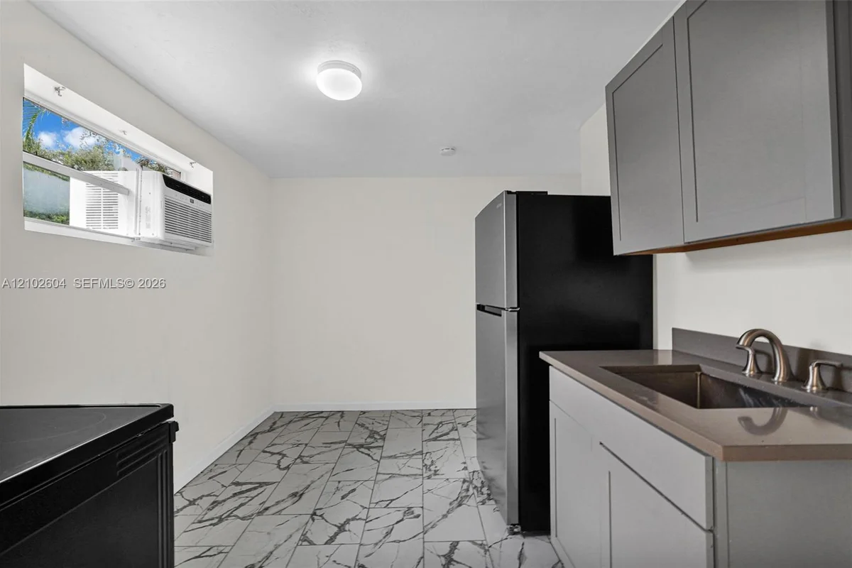 520 NW 49th St #B, Miami: photo 1 of 10