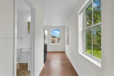 520 NW 49th St #A, Miami: photo 1 of 9