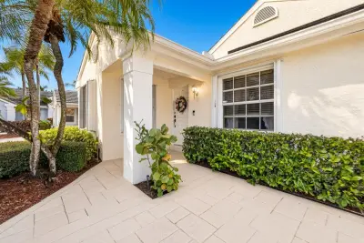 7 Governors Ct, Palm Beach Gardens: photo 1 of 88