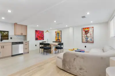 117 NE 48th St #B1, Miami: photo 1 of 36