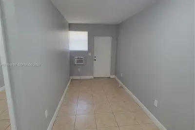 1740 NW 1st Pl #3, Miami: photo 1 of 11