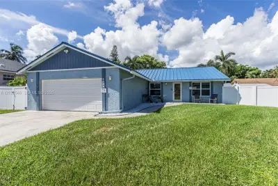 4539 SW 28th Way, Dania Beach: photo 1 of 33