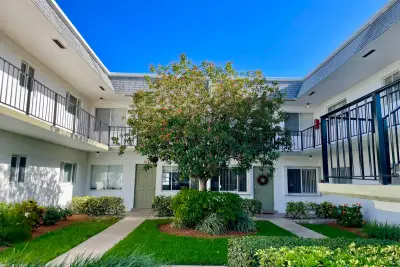 2920 Cynthia Ln #203, Palm Springs: photo 1 of 34