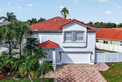 83 Gables Blvd, Weston: photo 1 of 59