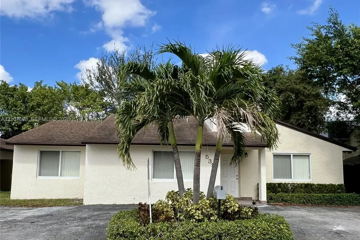 535 W 79th Pl, Hialeah: photo 1 of 24