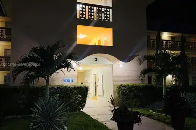 17050 NE 14th Ave #209, Miami: photo 1 of 4