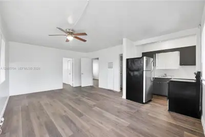 515 NE 150th St #1, Miami: photo 1 of 10
