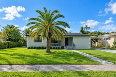 960 NW 89th St, Miami: photo 1 of 5