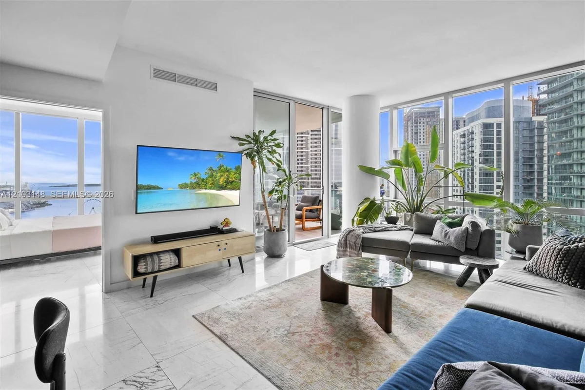 851 NE 1st Ave #3211, Miami: photo 1 of 40