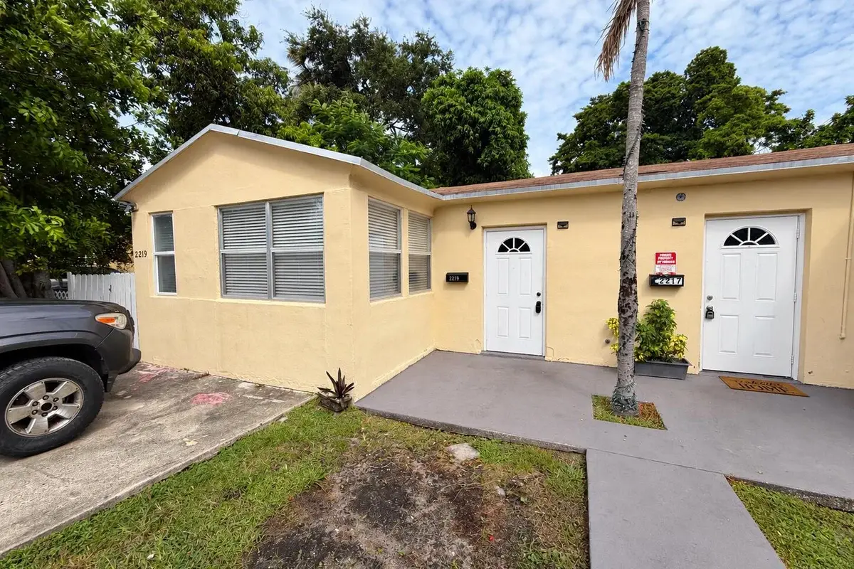 2219 Wilson St, Hollywood: photo 1 of 12