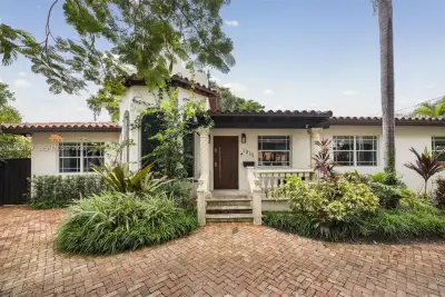 1015 SW 44th Ave, Miami: photo 1 of 31
