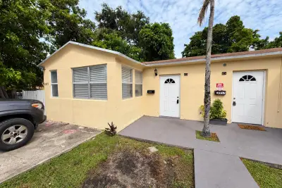 2219 Wilson St, Hollywood: photo 1 of 12
