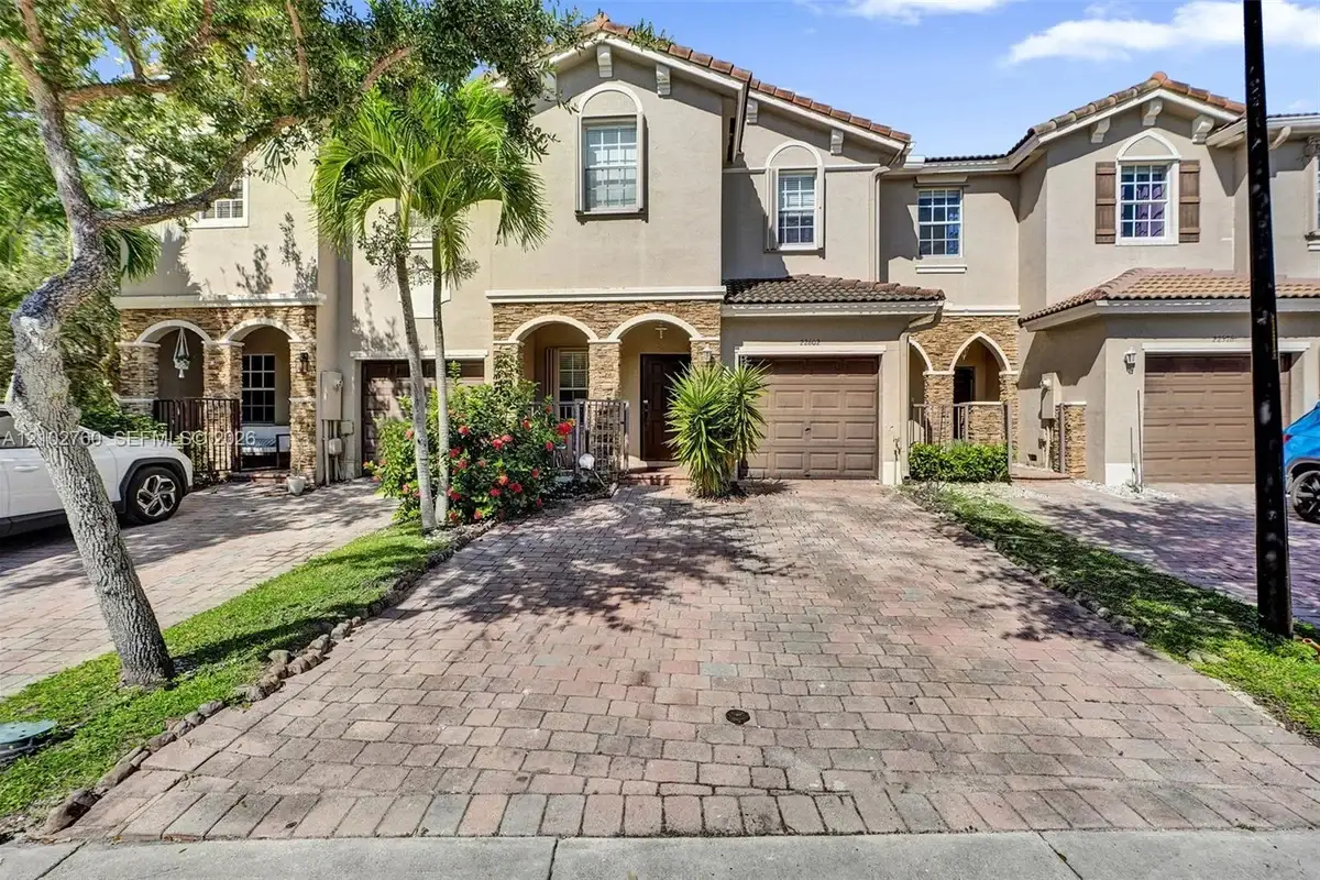 Townhouse in Cutler Bay: photo 1 of 47
