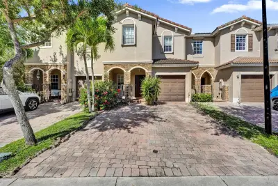 Townhouse in Cutler Bay: photo 1 of 47