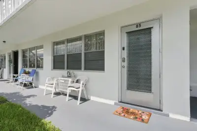 85 Kingswood E, West Palm Beach: photo 1 of 19