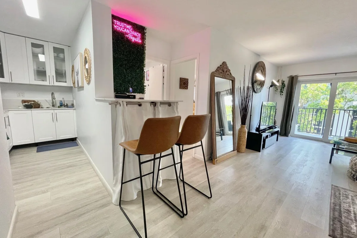 3000 Riomar St #307, Fort Lauderdale: photo 1 of 45
