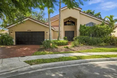 20104 NW 9th Dr, Pembroke Pines: photo 1 of 39