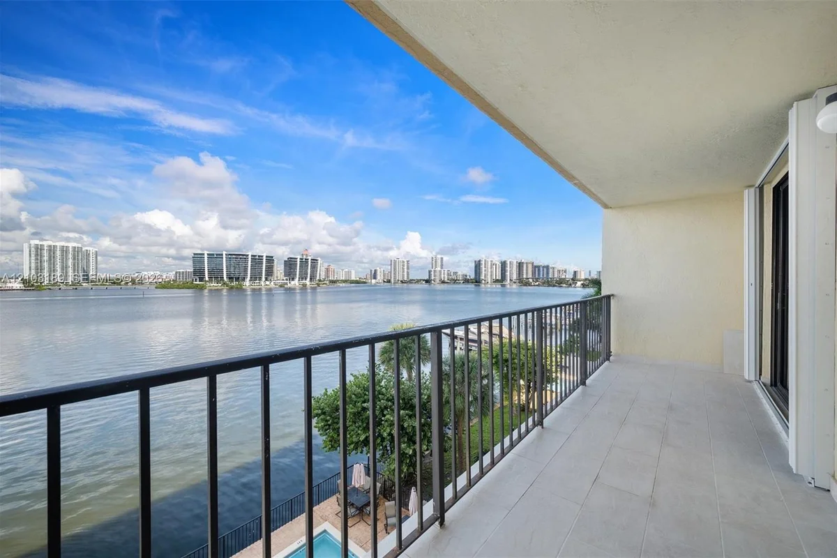 17878 N Bay Rd #404, Sunny Isles Beach: photo 1 of 32