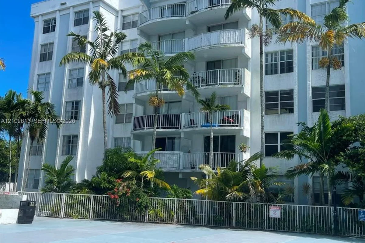 492 NW 165th St Rd #C-512, Miami: photo 1 of 8