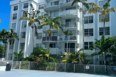 492 NW 165th St Rd #C-512, Miami: photo 1 of 8