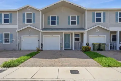 1732 SE 9th Ave, Florida City: photo 1 of 9