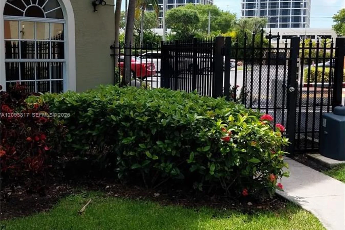 1640 Presidential Way #103, West Palm Beach: photo 1 of 35