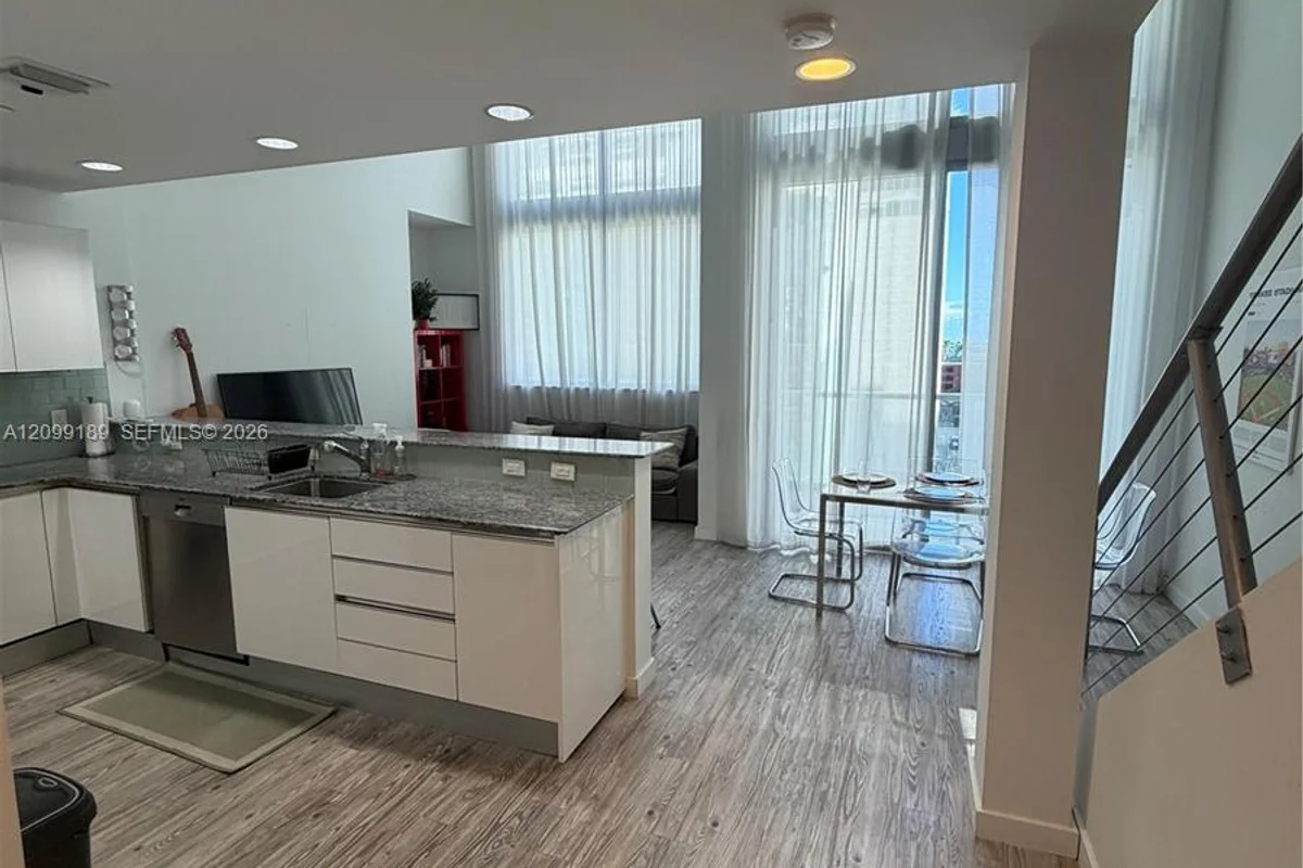 1060 Brickell Ave #811, Miami: photo 1 of 3