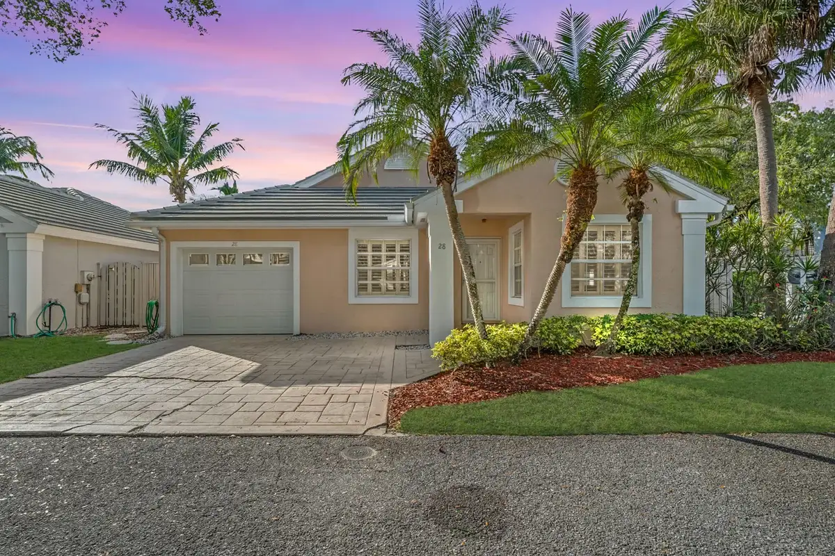 28 Governors Ct, Palm Beach Gardens: photo 1 of 33
