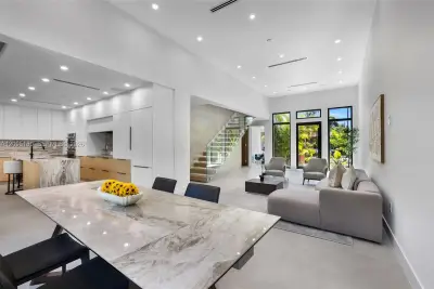 569 NW 44th St, Miami: photo 1 of 45