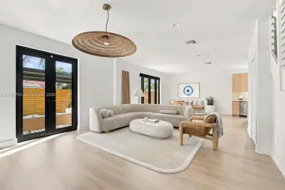 6434 SW 38th St, Miami: photo 1 of 29