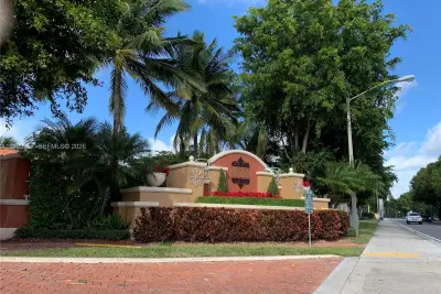 6141 NW 115th Pl #350, Doral: photo 1 of 9